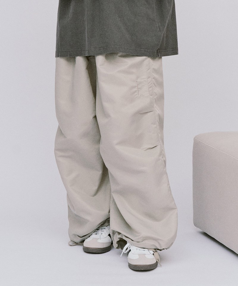 18 Logo光澤尼龍打褶軍褲