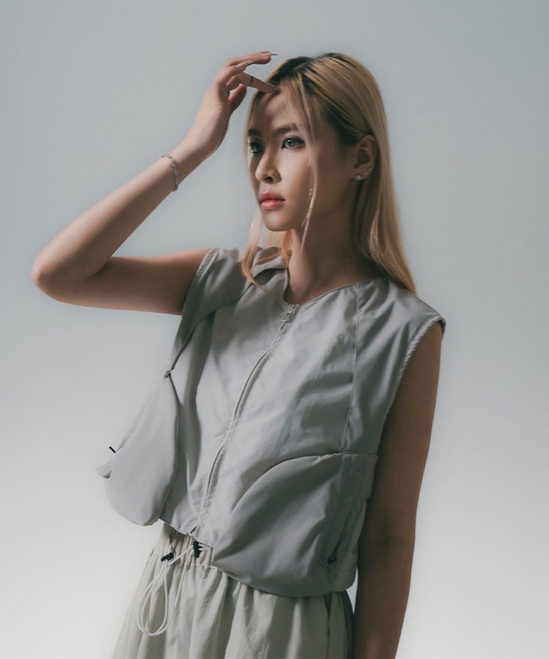 SNS0510W-251 防潑水短版背心 Paneled Dart Vest