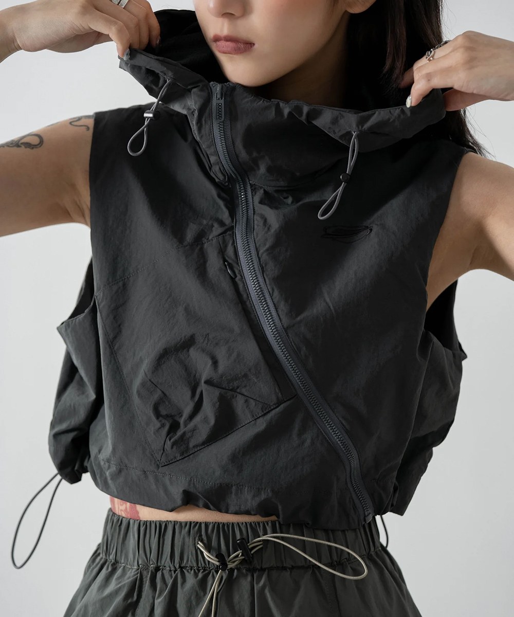 連帽拉鍊背心 DIAGONAL ZIPPER VEST
