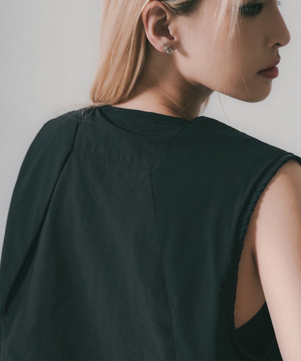 防潑水短版背心 Paneled Dart Vest