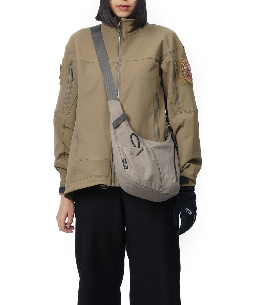 圓弧斜背包 M1 CROSSBODY BAG